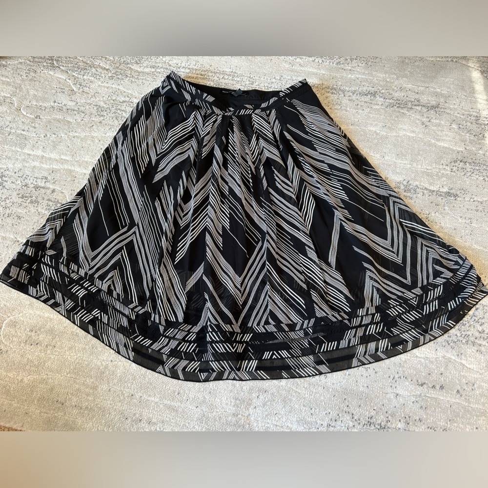 White House Black Market Geometric A Line Skirt Black White Chiffon Size 8